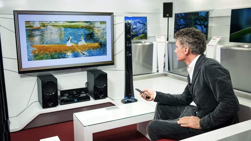 разработчик смотрит телевизор