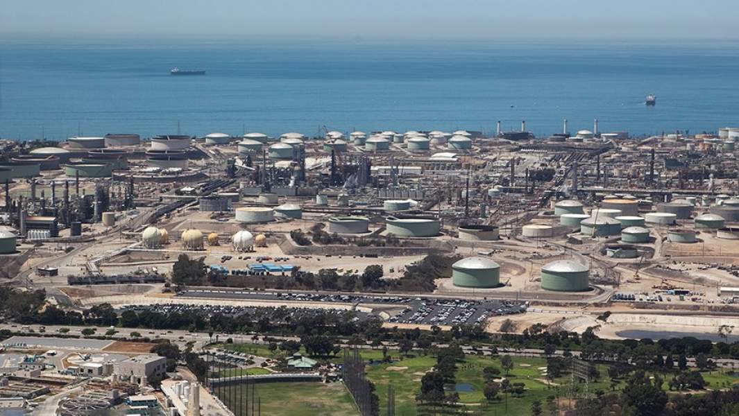 Нефтеперерабатывающий завод в Калифорнии