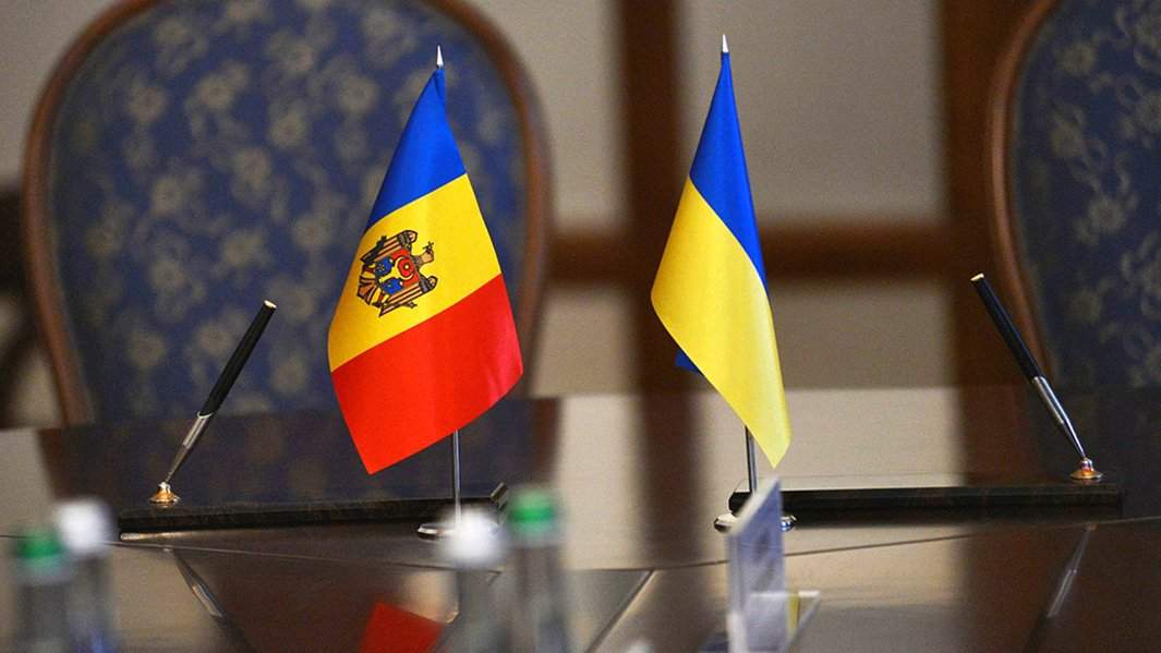 Флаги Молдавии и Украины