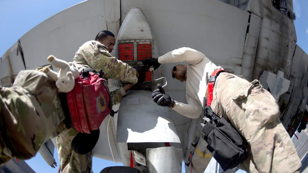 Летчики 451-й авиационной экспедиционной группы загружают боеприпасы в A-10 Warthog