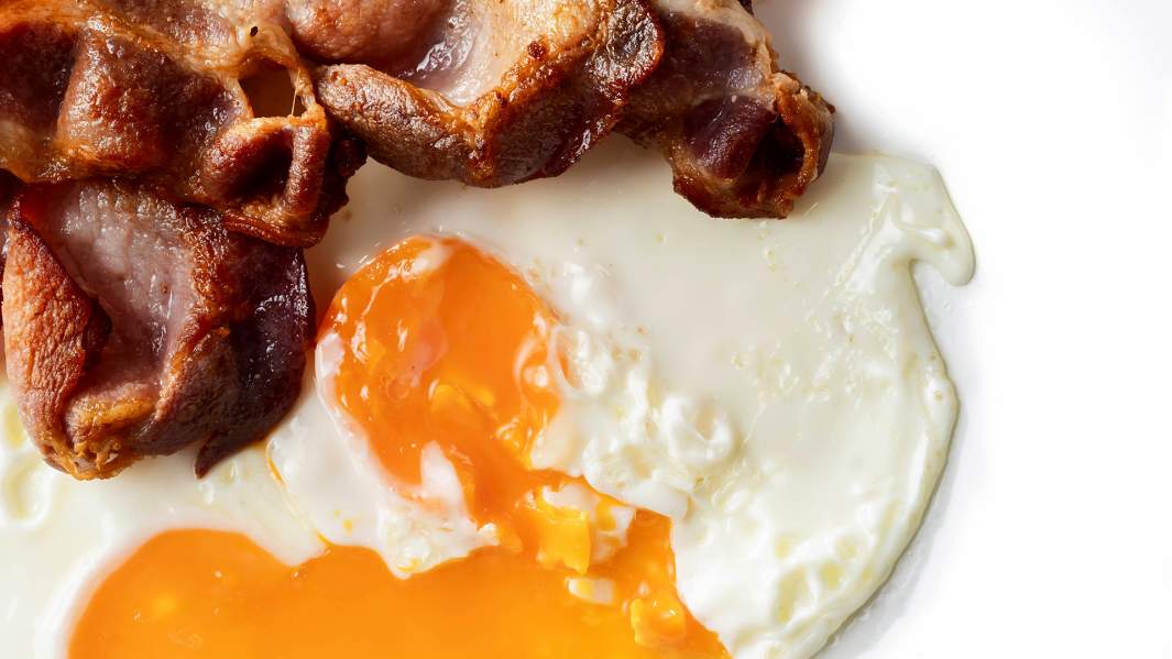 бекон яйцо завтрак