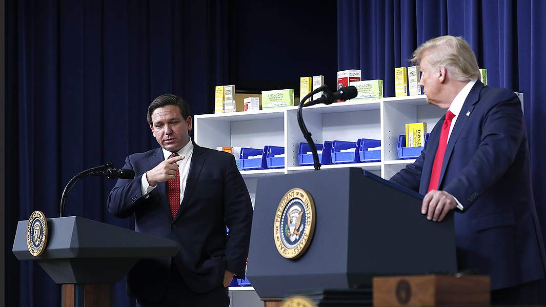 Дональд Трамп и Рон Десантис во время церемонии подписания указа о снижении цен на лекарства в здании исполнительного офиса Эйзенхауэра в Вашингтоне, США, 24 июля 2020 года