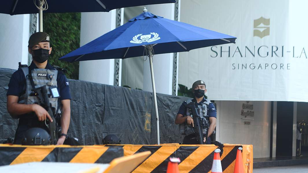 Полицейские у здания в Сингапуре, где проходит диалог «Шангри-Ла»