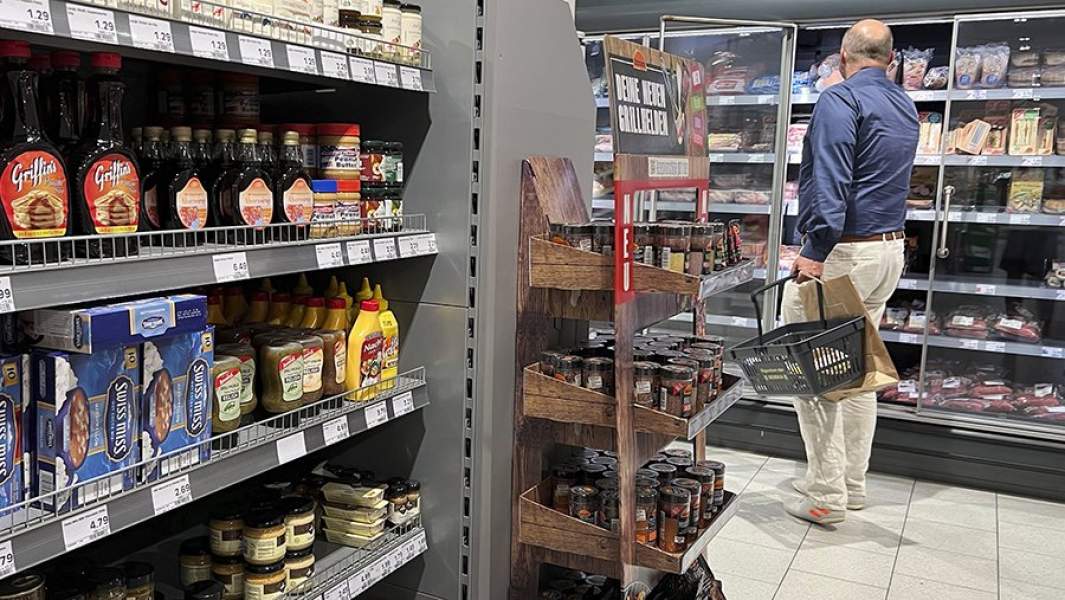 Покупатель в супермаркете в Германии
