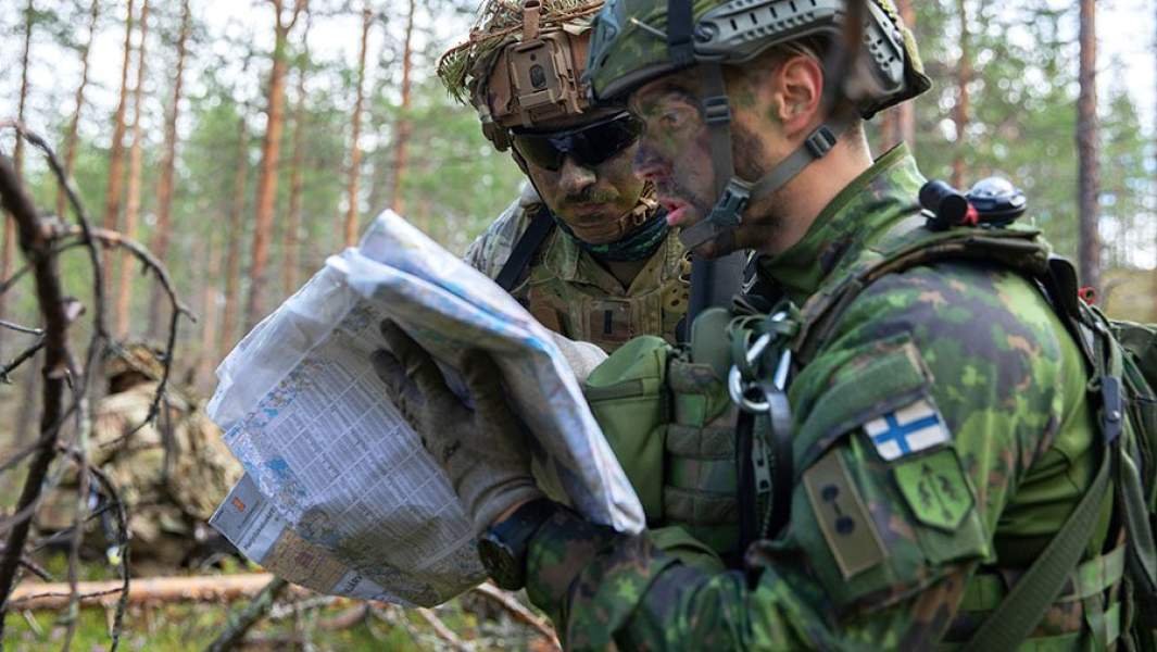 Солдаты армий Финляндии и США во время совместных учений на полигоне Роваярви в Финляндии