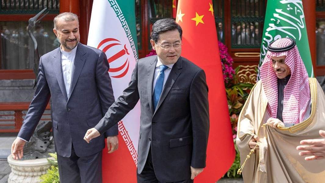 Министр иностранных дел Ирана Хосейн Амир-Абдоллахян, министр иностранных дел Саудовской Аравии принц Фейсал бин Фархан Аль Сауд и министр иностранных дел Китая Цинь Ган во время встречи в Пекине. 6 апреля 2023 года