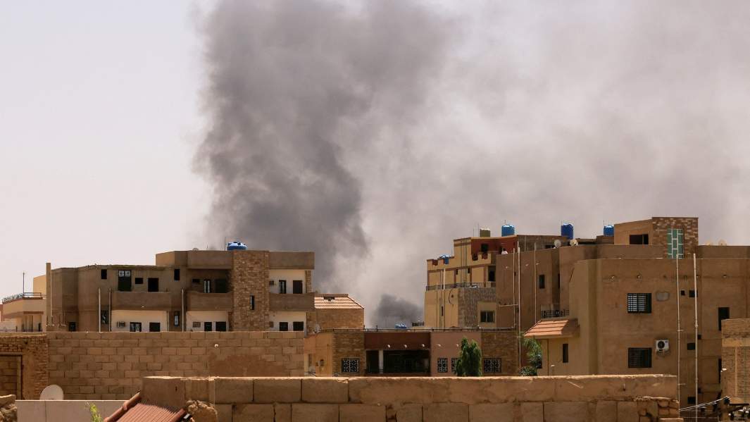 Дым поднимается от зданий во время столкновений между военизированными силами оперативной поддержки и армией в северном Хартуме, Судан.