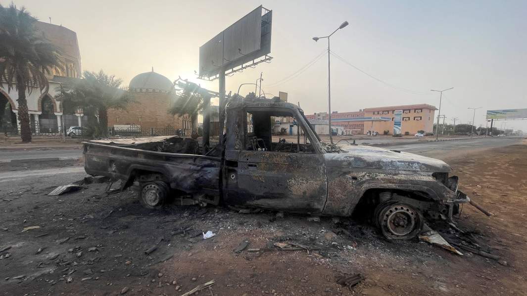 Сожженный автомобиль в Хартуме, Судан