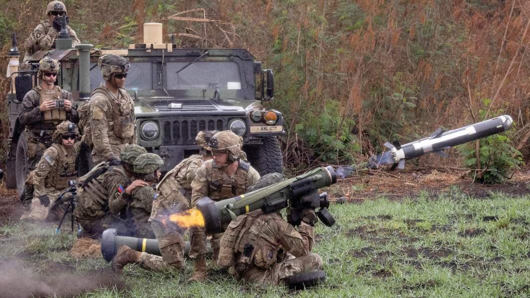 Американский солдат стреляет из противотанкового комплекса Javelin