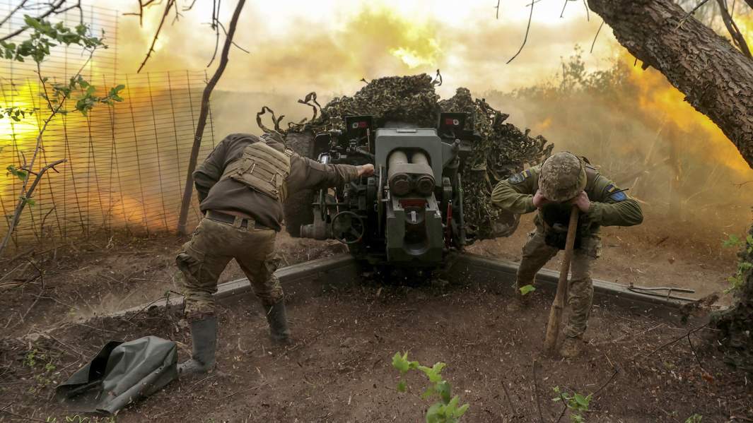 Украинские военнослужащие ведут огонь из гаубицы Д-30 