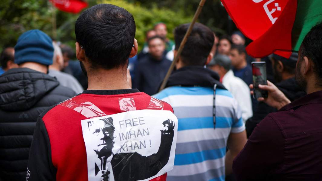 Сторонники бывшего премьер-министра Пакистана Имрана Хана протестуют против его ареста в Пакистане 