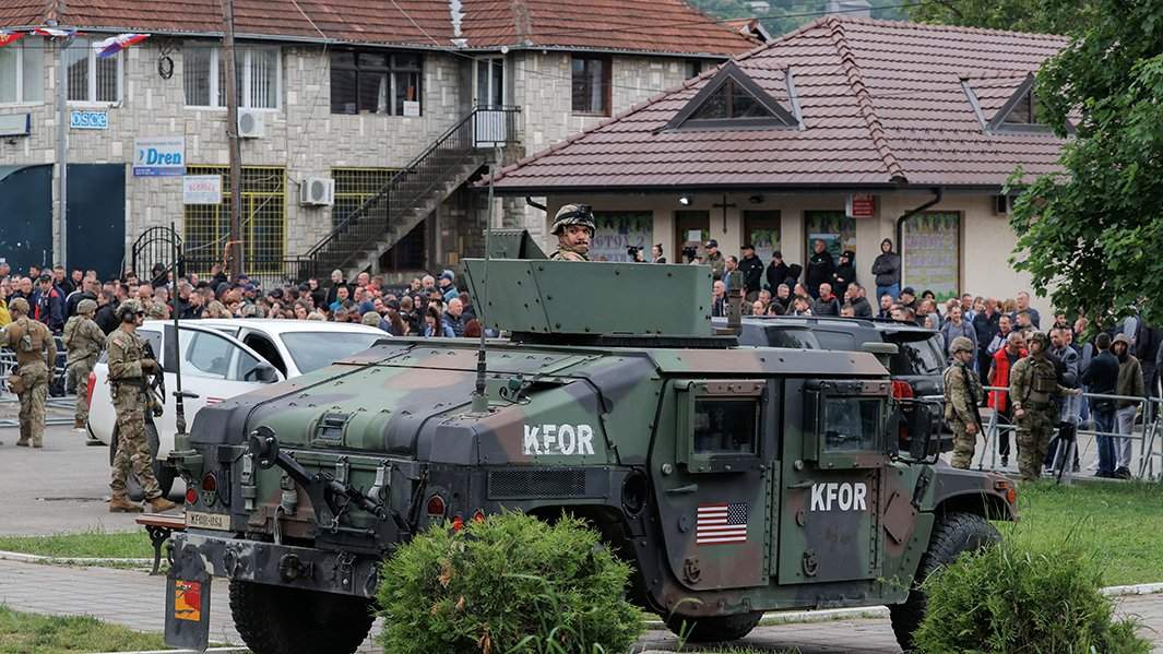 Сербия америка. KFOR В Косово русские. База КФОР США В Косово. Военные НАТО. Военнослужащие НАТО.