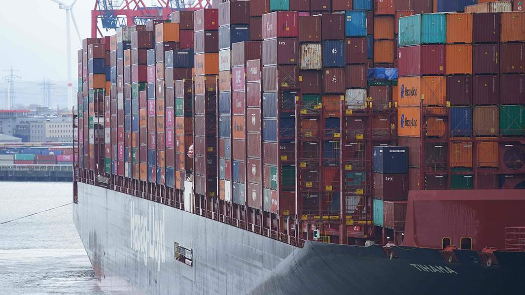 контейнеровоз в порту Гамбурга