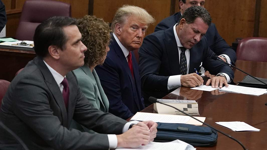 Экс-президент США Дональд Трамп во время предъявления ему обвинения из 34 пунктов, 4 апреля 2023 года 