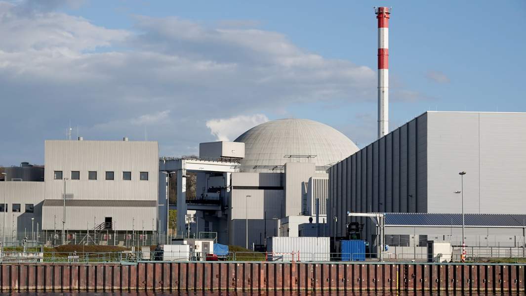 Вид на атомную электростанцию Неккарвестхайм в Баден-Вюртемберге, Германия