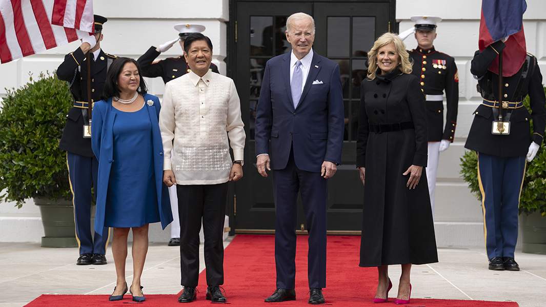 Джо Байден и Джилл Байден приветствуют Фердинанда Маркоса — младшего и его супругу Луизу Аранету-Маркос в Белом доме