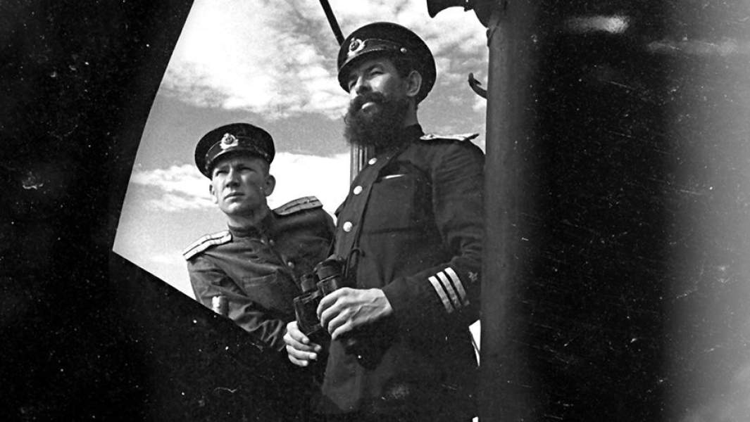 Командир подводной лодки Щ-215 Черноморского флота гвардии капитан 3-го ранга Михаил Васильевич Грешилов (справа) и помощник командира старший лейтенант Юрий Сергеевич Бодаревский. 1943 год
