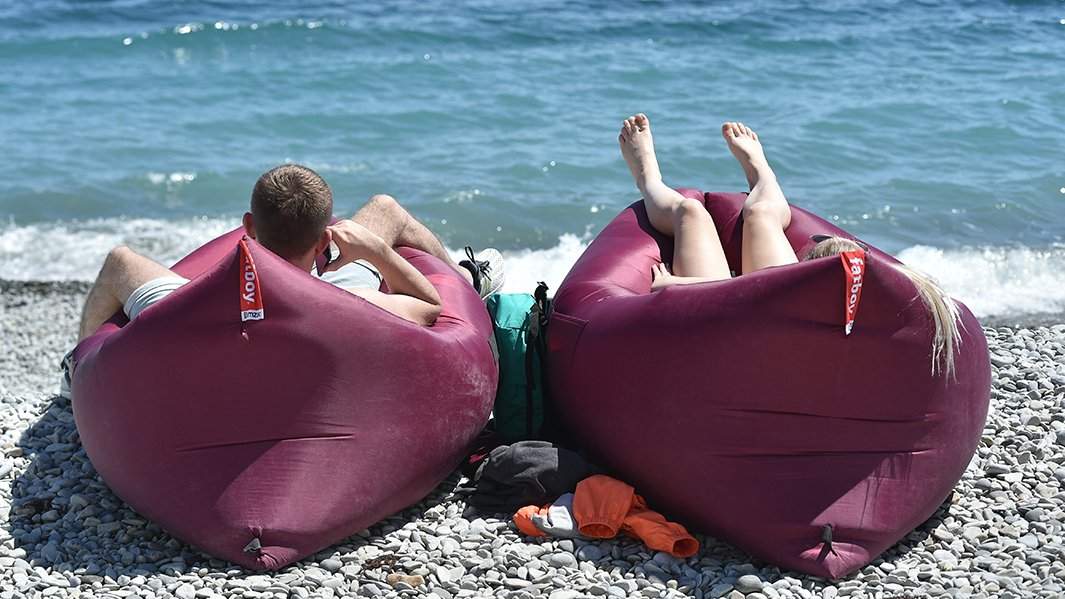 отдыхающие на пляже