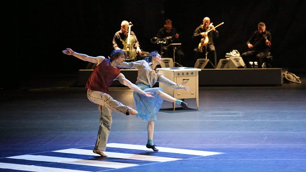 Денис Савин в спектакле «Квартира»