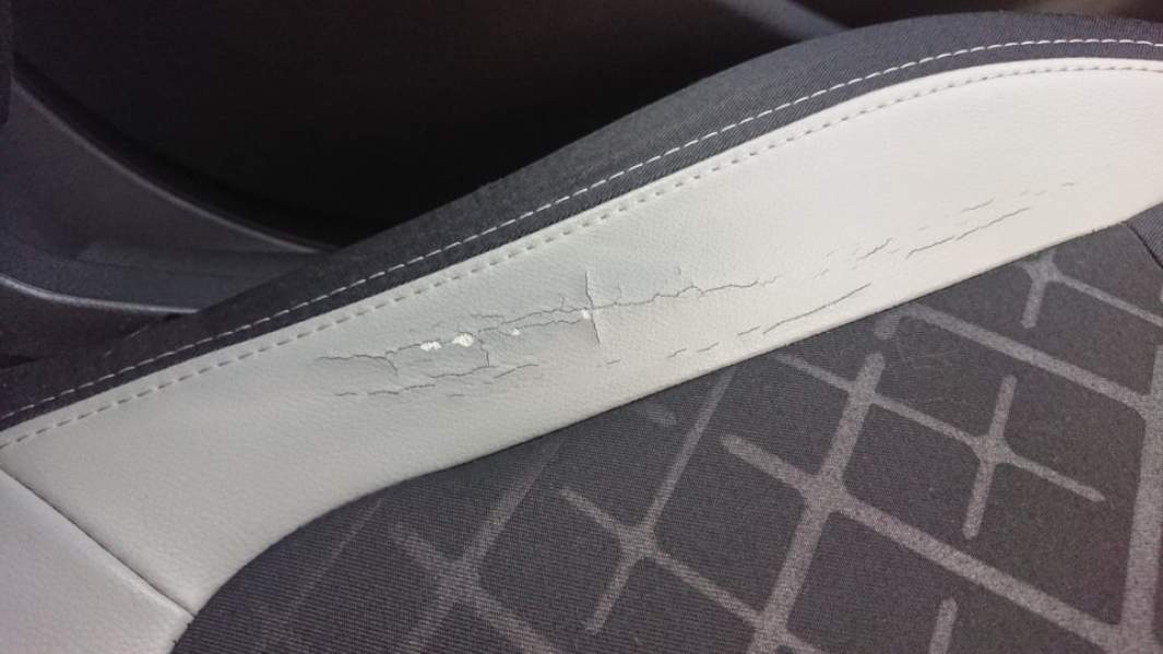 Треснувшая экокожа автомобильного сидения