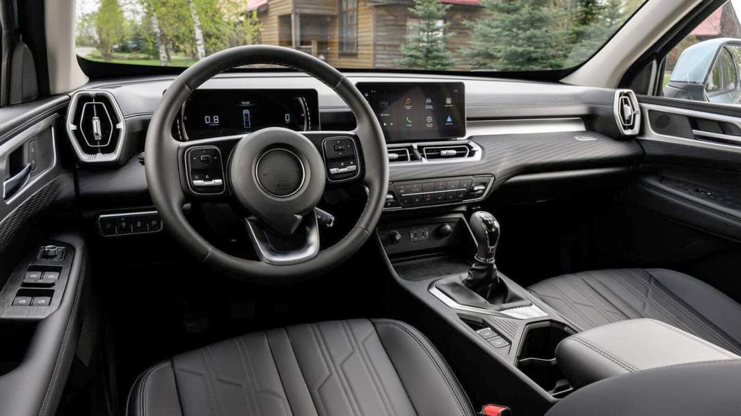 У базовой версии сиденья обиты тканью, а мягких накладок меньше