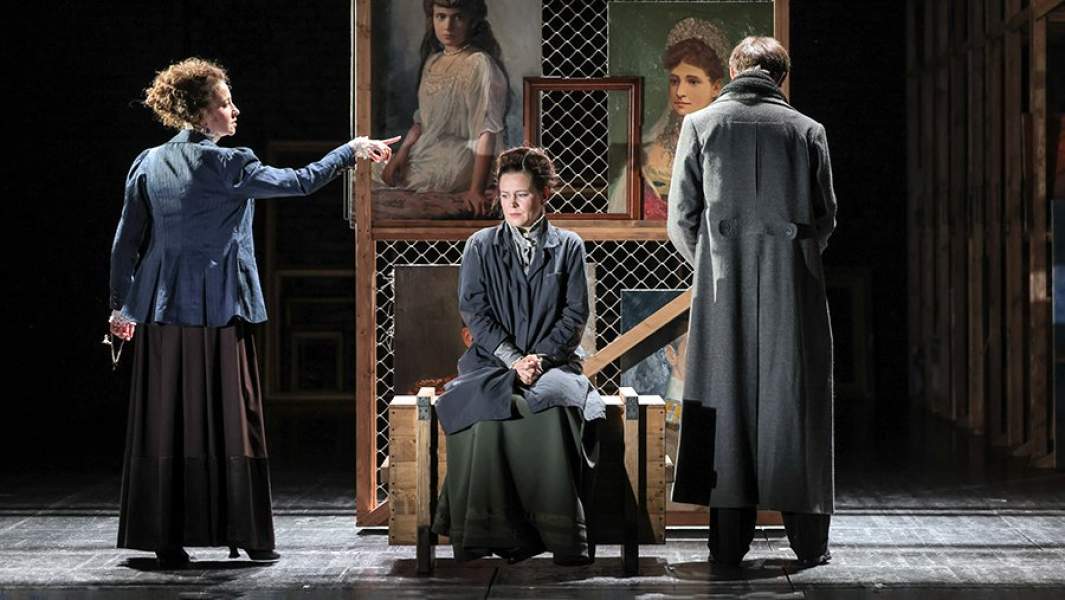 Актеры во время премьеры спектакля «Мандат» в постановке Николая Эрдмана на сцене театра «Студия театрального искусства»