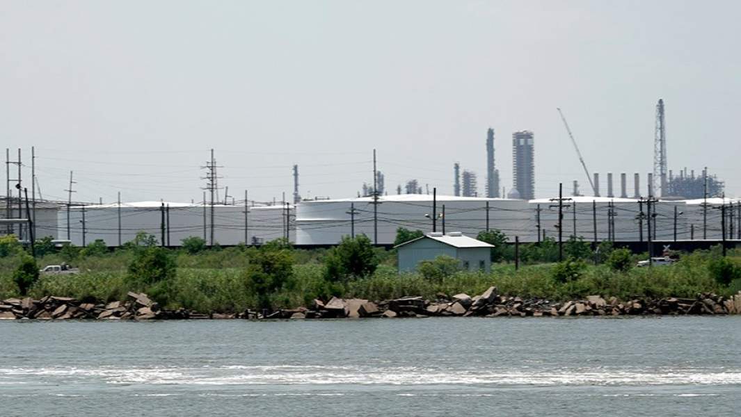 Резервуары для хранения на нефтеперерабатывающем заводе в Техасе