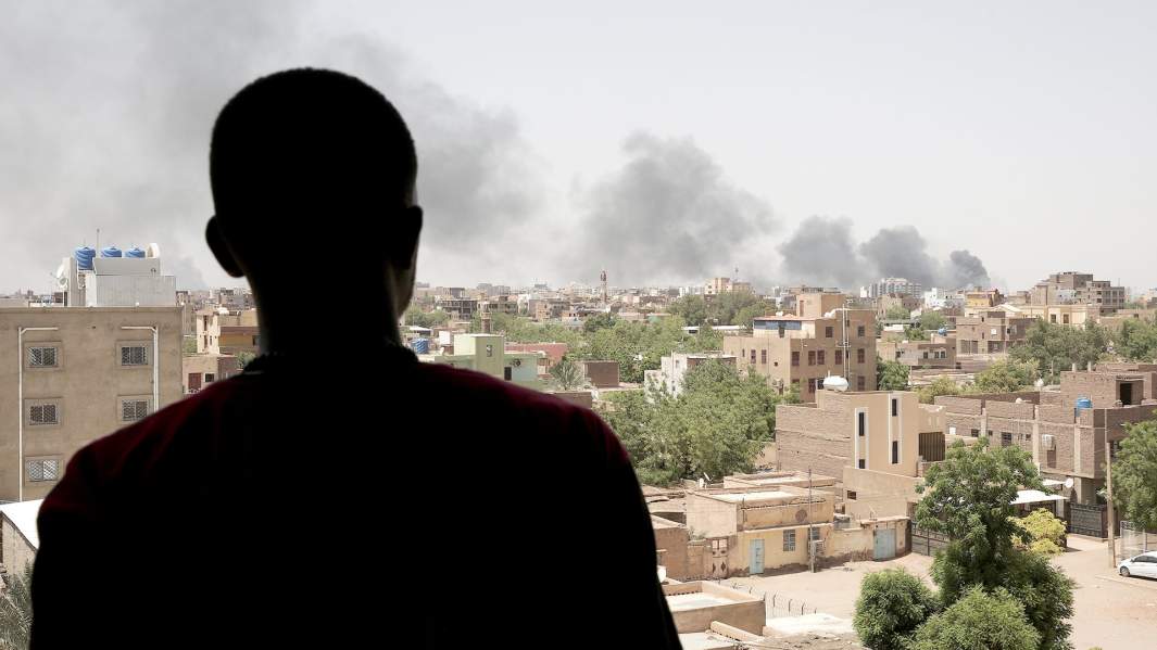 Дым виден в Хартуме, Судан, в субботу, 22 апреля 2023 г. Хартум, город с населением около 5 миллионов человек, превратился в линию фронта в жестоком конфликте между генералом Абдель Фаттахом Бурханом, командующим вооруженными силами Судана