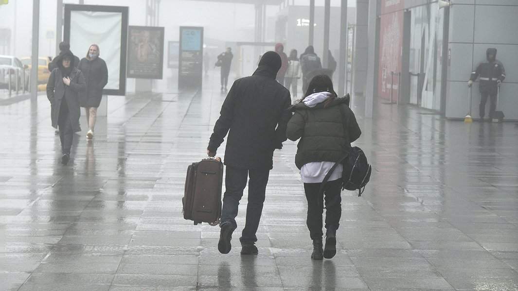 пассажиры в аэропорту