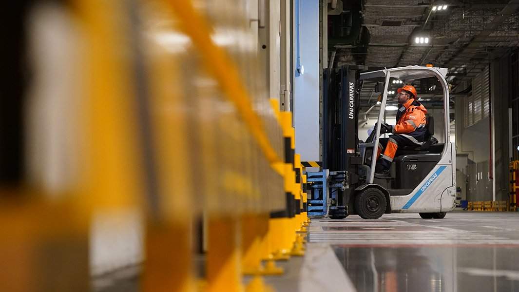 погрузчик на складе