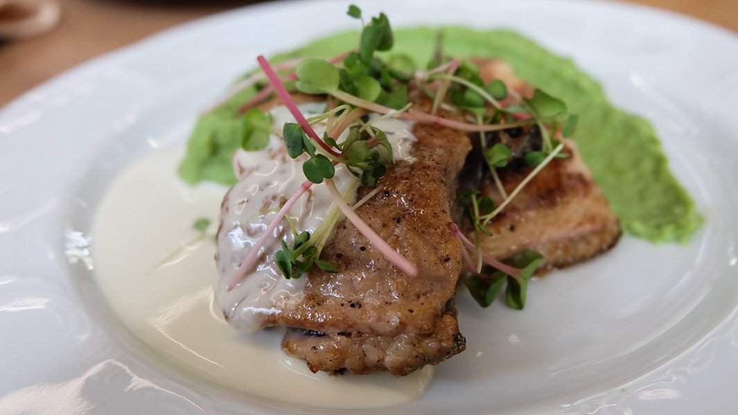 мясо на тарелке