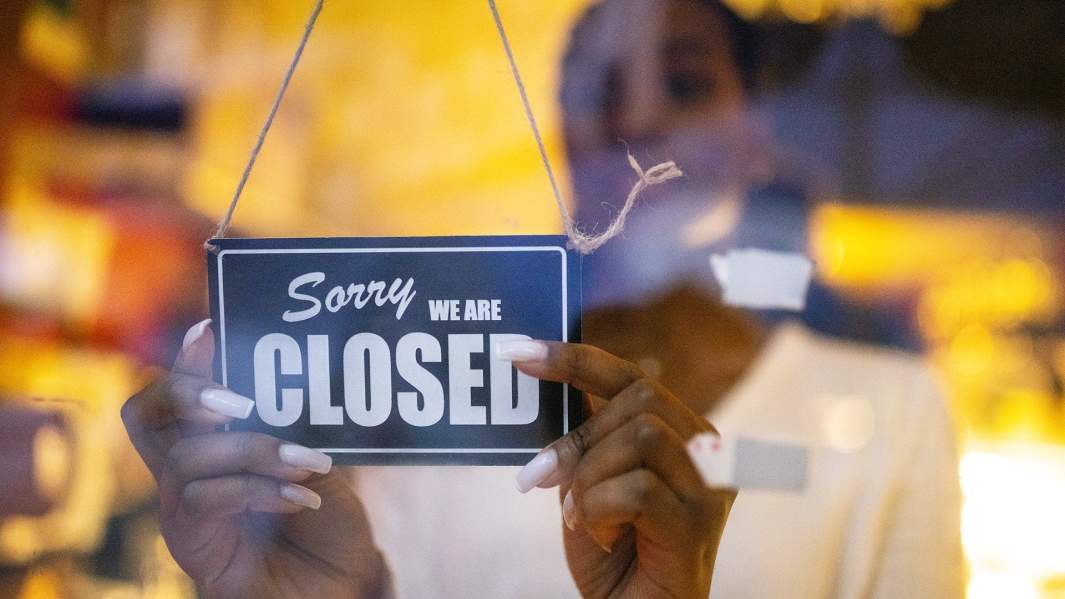 табличка о закрытии магазина