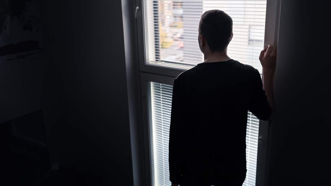 человек смотрит в окно