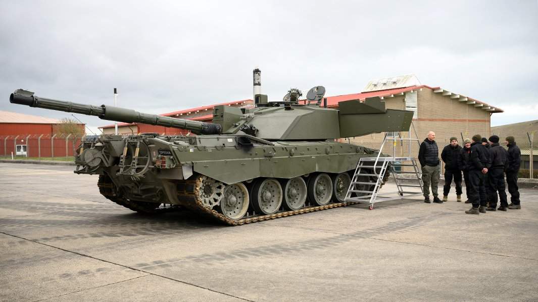 Украинские новобранцы проходят обучение эксплуатации танка Challenger II на военном объекте, 23 февраля 2023 года в Южной Англии