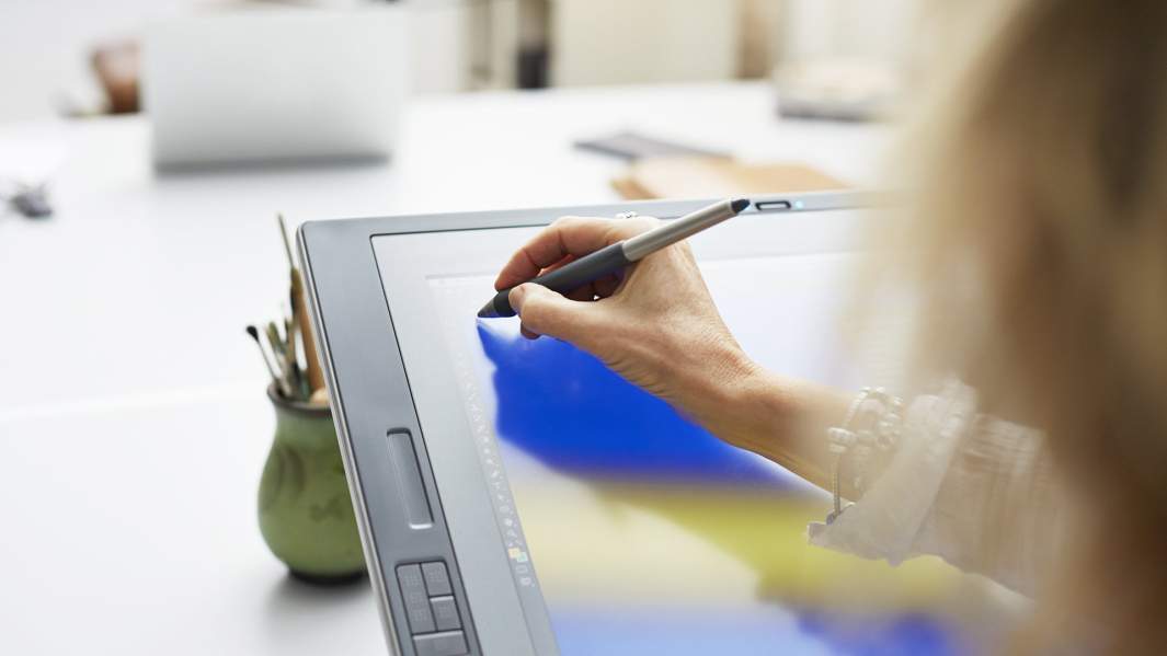 графический дизайнер с планшетом