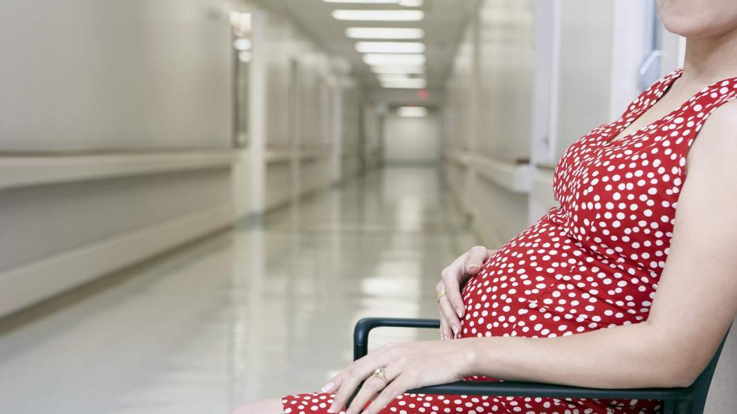 беременная девушка в приемном покое