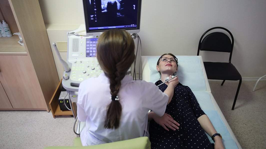 девушка делает узи