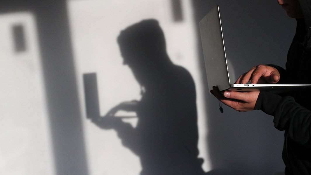 Мужчина с ноутбуком