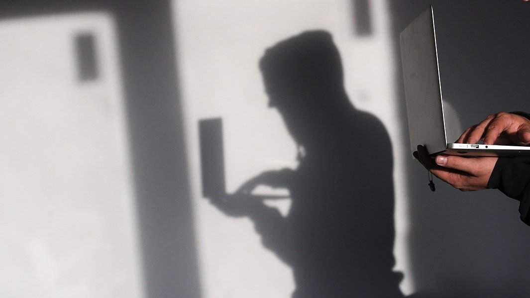 Человек с ноутбуком