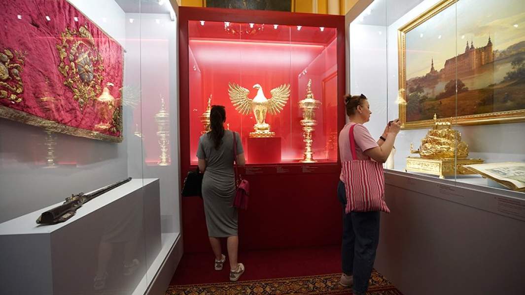 Посетители на пресс-показе выставки «Сокровищница датского короля Кристиана IV» в Парадном вестибюле Оружейной палаты Московского Кремля