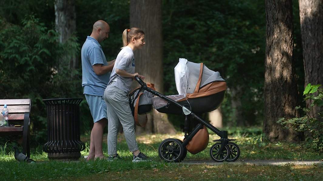 Родители с детской коляской