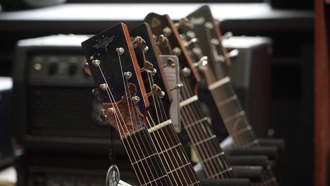 Грифы гитар в магазине музыкальных инструментов