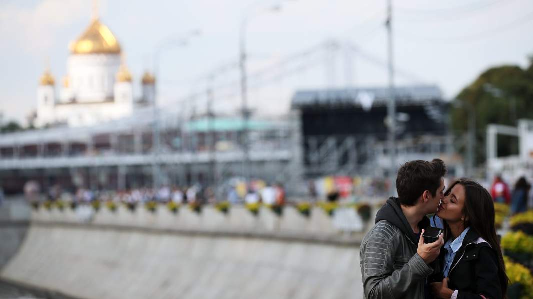 поцелуй на улицах Москвы