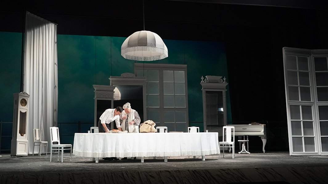 Сцена из спектакля «Летят журавли» в Малом театре 