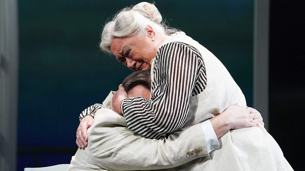 Сцена из спектакля «Летят журавли» в Малом театре