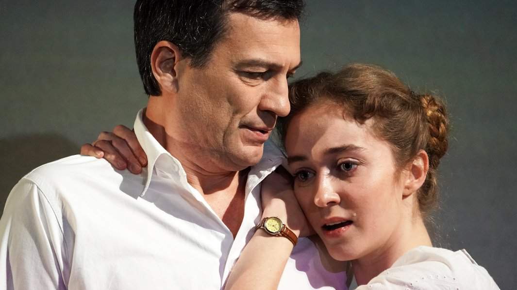 Сцена из спектакля «Летят журавли» в Малом театре