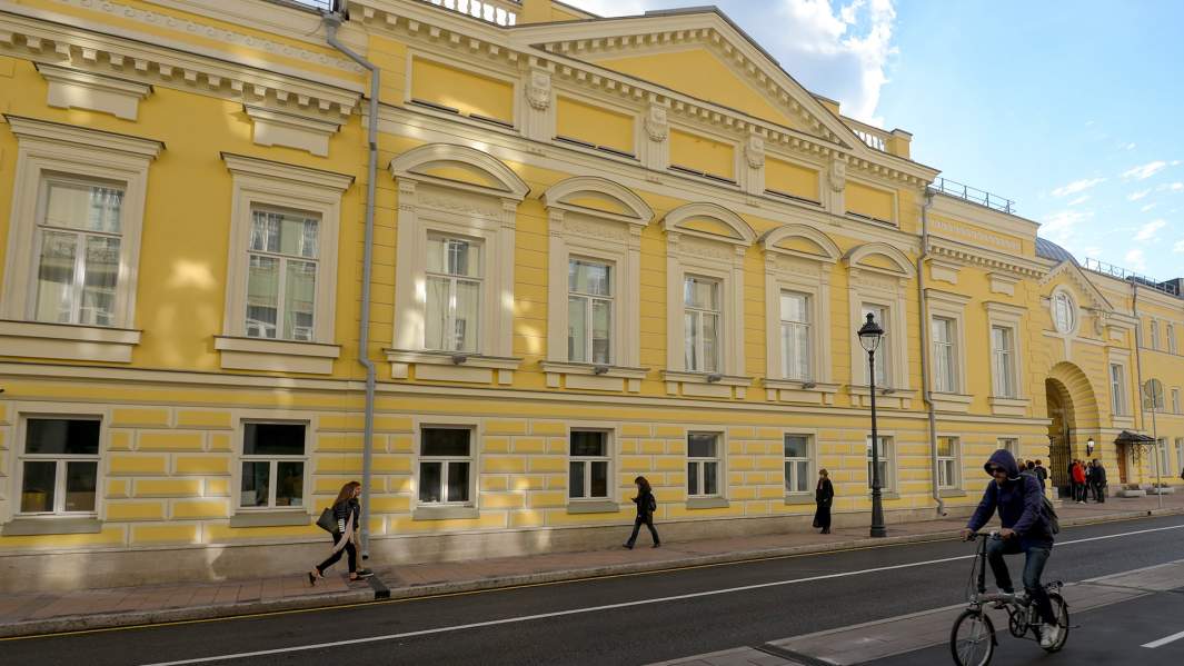 Фасад отреставрированного исторического здания Московского музыкального театра Геликон-опера