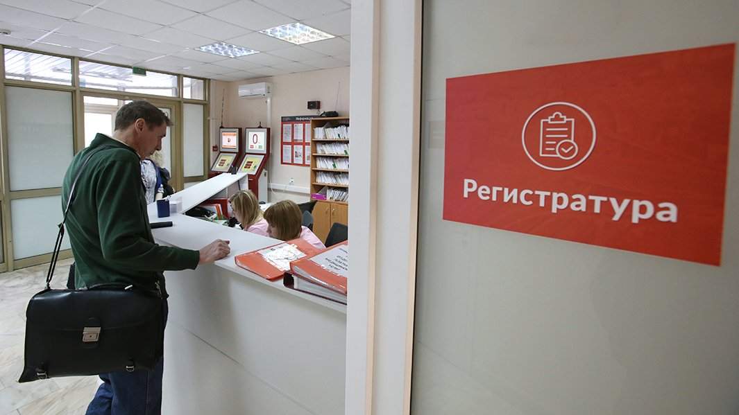 мужчина на стойке регистратуры