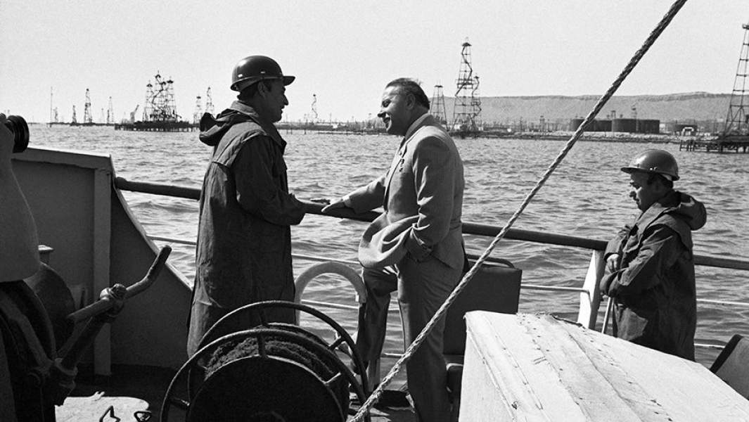 Гейдар Алиев  с буровым мастером на фоне Каспийского моря и буровых вышек