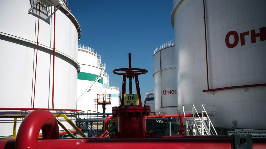 цистерны с нефтью